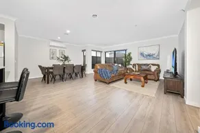 Comfy Premium 4BR Near Airport, Cafes & Amenities - Image 2