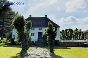 Bosvik Gård, nyrenovert leilighet i hovedhus fra 1756 - Image 1