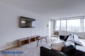 Fantastic 2 BR Apt + Den @Crystal City With Gym - Image 5