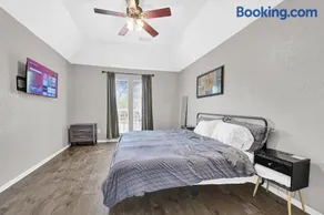 Quiet 4BR Near Nasa & Kemah, King Bed, Bbq, Patio - Image 2