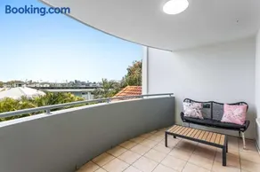 Family-Friendly 2 Bed Retreat Yard Parking Albion - Image 4