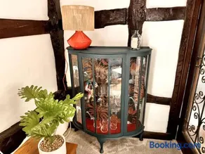 Stylish Tudor Cottage & Hot Tub - Image 5
