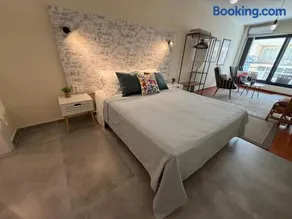 11 Diamond Drive, Luxury Bright & Quiet City Center Loft, Easy Access - Image 3