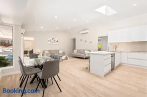 Modern Family Home, Saltwater Pool, Near Robina - Image 2
