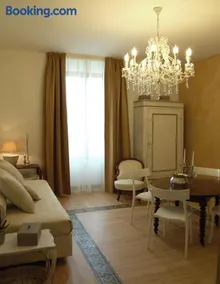 Suite con due bagni ,in centro ,con parcheggio e prima colazione - Image 3