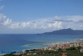 Sarina House Ocean View - Image 2