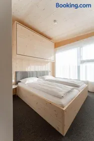 Karlingerhaus Hotel Hostel Home - Image 5