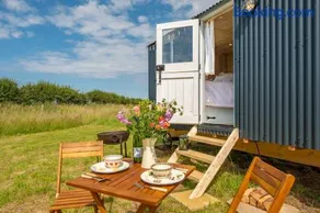 Saltmarsh Hut - Image 3