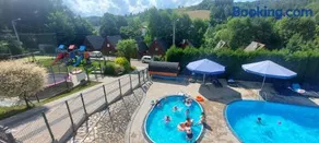 OW "Domki Matiaszówka" z PODGRZEWANYMI BASENAMI, oczkiem wodnym, ogrodzonym placem zabaw i boiskiem - Image 1