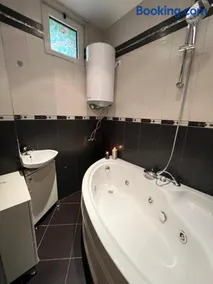 Cozy 1BDR with Jacuzzi and WiFi near Vitosha BLVD - Image 3