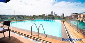 Parkside Serenity Stylish Road-Facing Window Suite - Enjoy a bright stylish space with a large road-facing window overlooking a beautiful recreation park Relax unwind and take a refreshing swim in the rooftop pool an ideal city escape - Image 1