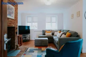 Perfect Booking 3 Bed Home with Beautiful Garden - Image 3