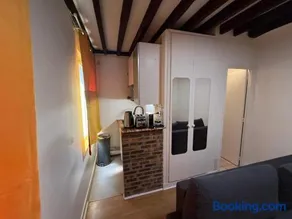 Classic Studio Retreat in Le Marais with Netflix - Image 3