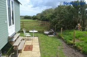 Peaceful Shepherd's Hut next to Horse Field - Image 2