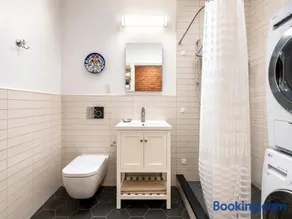 Stylish Harlem Duplex with Private Patio Near Central Park - Image 1