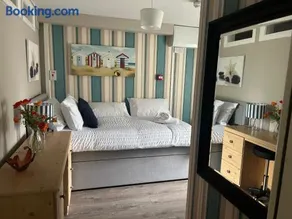 7 The Diamond - Image 2