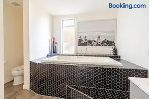 Modern 2 BR 2BA Biz Friendly Duplex with Fast Wi-Fi and Workspaces - Image 2