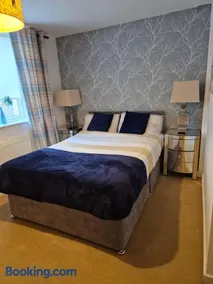 2 bed GF Docklands Apartment - Free Parking for 1 car - Image 3