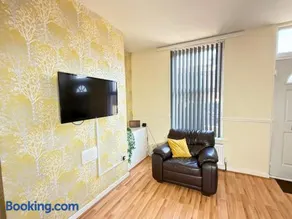 Spacious 3-Bedroom House in St Helens with Parking - Image 3