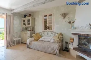 Holiday Home 'Chez Lara' with Mountain View, Shared Pool and Wi-Fi - Image 3