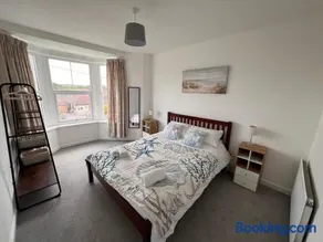 Pet friendly Sleeps 6 with Garden and Parking - Image 1
