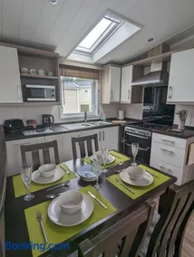 BEAUTIFUL LODGE on SHOREFIELD Country Park on edge of New Forest ENTERTAINMENT AND LEISURE PASSES INCLUDED - Image 5