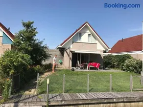Villa aan water Sneekermeer Terherne met fietsen. - Image 1