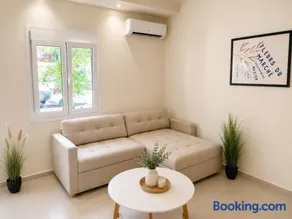 Bright apartment with court yard and swimming pool - Image 4