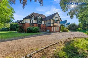 Bray - 6 Bedroom Detached Family House - Gated Parking for 6 cars, Sleeps 11, Bray, Maidenhead - Image 1