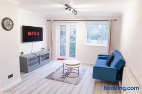 Modern 2BR Apartment in Wembley, - Image 1