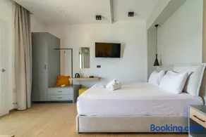 Luxury SeaSide Suites - Image 1
