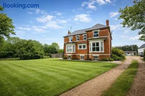 Group Accommodation - Rushden A6 Manor House - Private Gated -Sleeps 15 - Secure Parking - Image 1