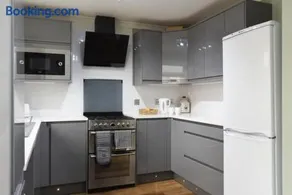 Spacious 4-Bed Family House - Image 3