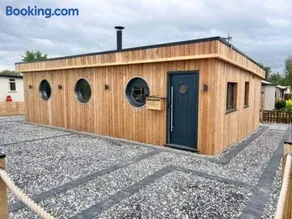 Humberston Boathouse Lodge & Hot Tub - Cleethorpes Beach Cabin Chalet - Image 5