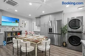 Entire Private Home with Yard, King Bed, Prime Location, 3 Bedrooms 3 Bathrooms, Available Now - Image 2