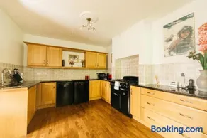 Chesterfield - Friendly Two-Bedroom Home with Leafy Garden & Parking - Image 5