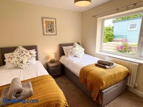 Charming 3 Bedroom Cottage - Garden WiFi Parking - Image 2