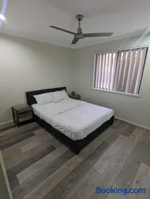 Huge Holiday Home 4Beds 2Baths in Gladstone near Shopping Center - Image 3
