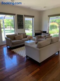 Claret Lodge Modern country retreat - Image 5