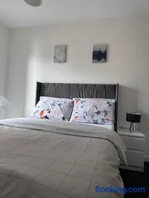 Modern 2 bed 2 bath Flat Close to Train station - Image 2