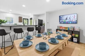 Modern home near Convention Center - Image 3