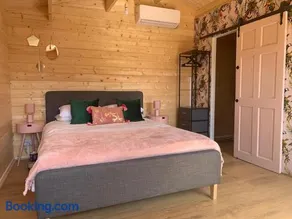 Self contained, Secret Garden Bunker in Whitstable - Image 1