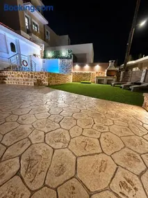 Katsaras Sunset & Pool House - Image 4