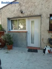 Nice Studio with terrace and free parking - Image 1