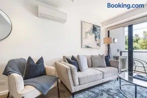 Stylish 2BR, 1BA Apartment with Balcony & Parking - Image 1