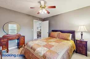 Cozy Lake Duplex Sleeps 5 Games Dog-friendly - Image 4