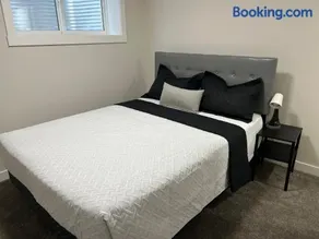 Little Heaven 2BR southwest Calgary - Image 2