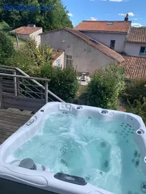 Domaine bien-être piscine et jacuzzi - Image 1
