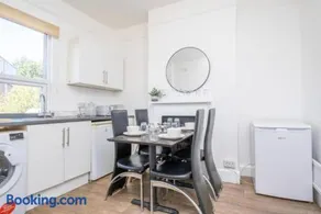 Central Stroud 3-Bedroom Flat with Fast WiFi - Image 3
