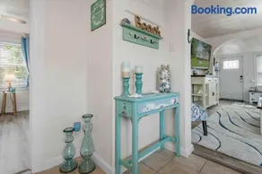 Beach Bungalow - 1 Block to Beach - Pets Welcome! - Image 2